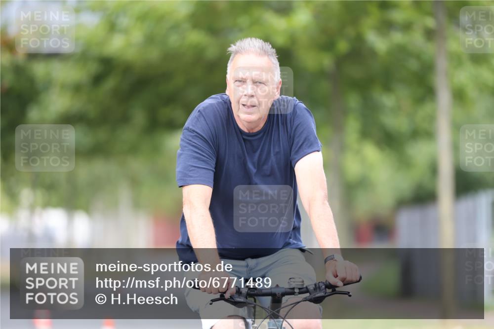 11.08.2024 - GEWOBA Citytriathlon Bremen H.Heesch http://msf.ph/oto/6771489 11.08.2024 10:50:21 Radfahren 53 meine-sportfotos.de