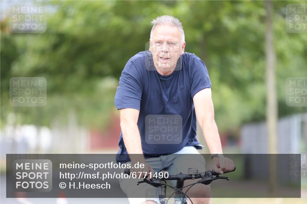 11.08.2024 - GEWOBA Citytriathlon Bremen H.Heesch http://msf.ph/oto/6771490 11.08.2024 10:50:21 Radfahren 53 meine-sportfotos.de