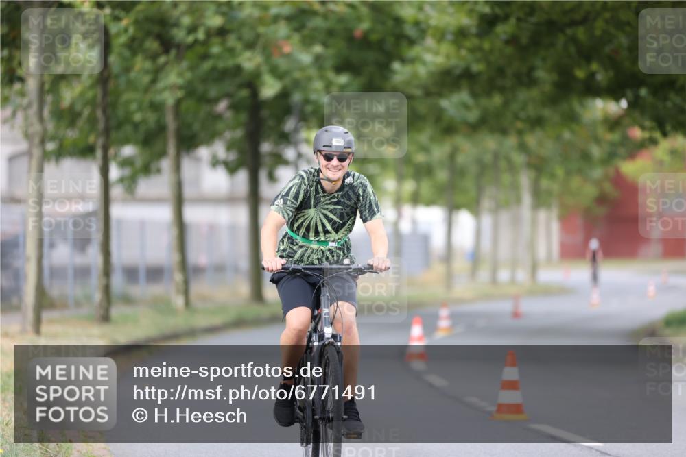 11.08.2024 - GEWOBA Citytriathlon Bremen H.Heesch http://msf.ph/oto/6771491 11.08.2024 10:51:07 Radfahren 90 meine-sportfotos.de