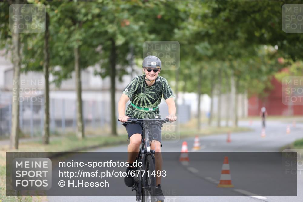 11.08.2024 - GEWOBA Citytriathlon Bremen H.Heesch http://msf.ph/oto/6771493 11.08.2024 10:51:07 Radfahren 90 meine-sportfotos.de