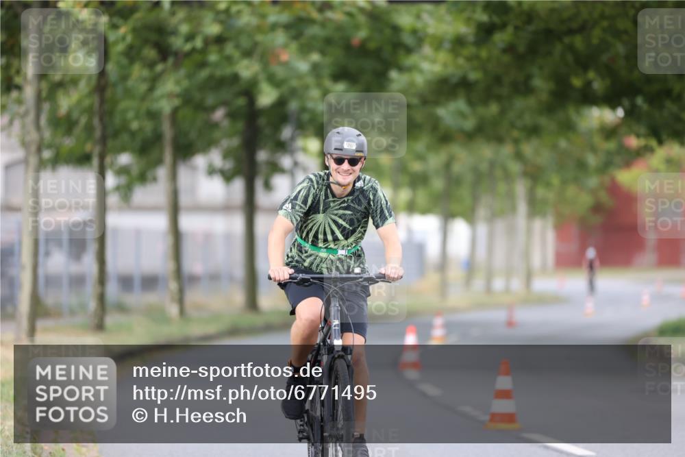11.08.2024 - GEWOBA Citytriathlon Bremen H.Heesch http://msf.ph/oto/6771495 11.08.2024 10:51:07 Radfahren 90 meine-sportfotos.de
