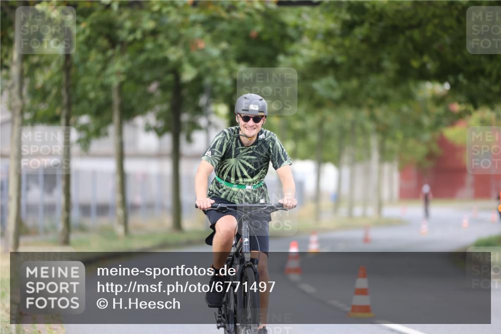 11.08.2024 - GEWOBA Citytriathlon Bremen H.Heesch http://msf.ph/oto/6771497 11.08.2024 10:51:07 Radfahren 90 meine-sportfotos.de