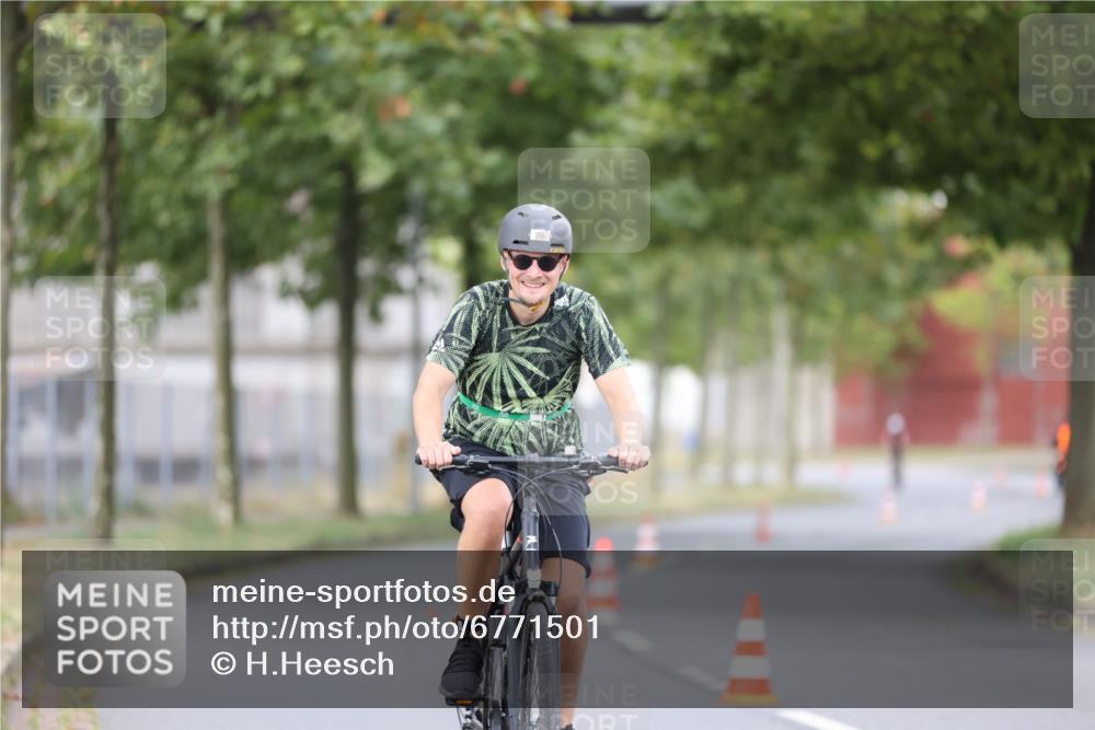 11.08.2024 - GEWOBA Citytriathlon Bremen H.Heesch http://msf.ph/oto/6771501 11.08.2024 10:51:07 Radfahren 90 meine-sportfotos.de