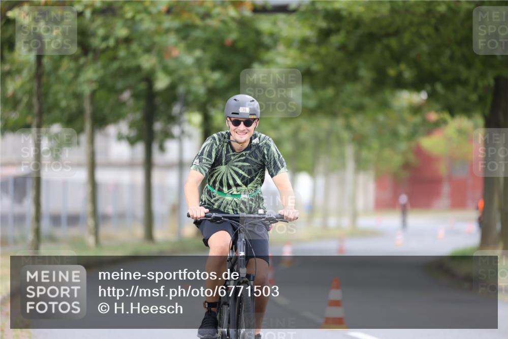 11.08.2024 - GEWOBA Citytriathlon Bremen H.Heesch http://msf.ph/oto/6771503 11.08.2024 10:51:07 Radfahren 90 meine-sportfotos.de