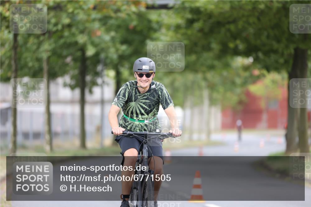 11.08.2024 - GEWOBA Citytriathlon Bremen H.Heesch http://msf.ph/oto/6771505 11.08.2024 10:51:07 Radfahren 90 meine-sportfotos.de