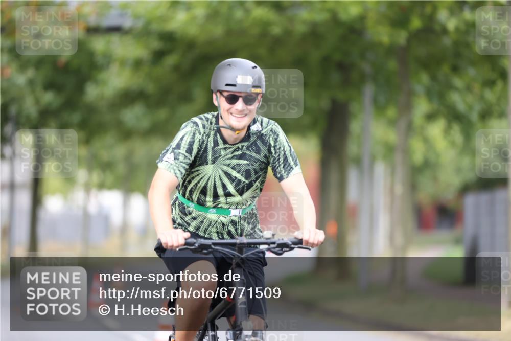 11.08.2024 - GEWOBA Citytriathlon Bremen H.Heesch http://msf.ph/oto/6771509 11.08.2024 10:51:07 Radfahren 90 meine-sportfotos.de