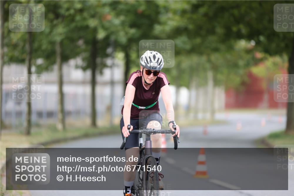 11.08.2024 - GEWOBA Citytriathlon Bremen H.Heesch http://msf.ph/oto/6771540 11.08.2024 10:51:25 Radfahren 90 meine-sportfotos.de