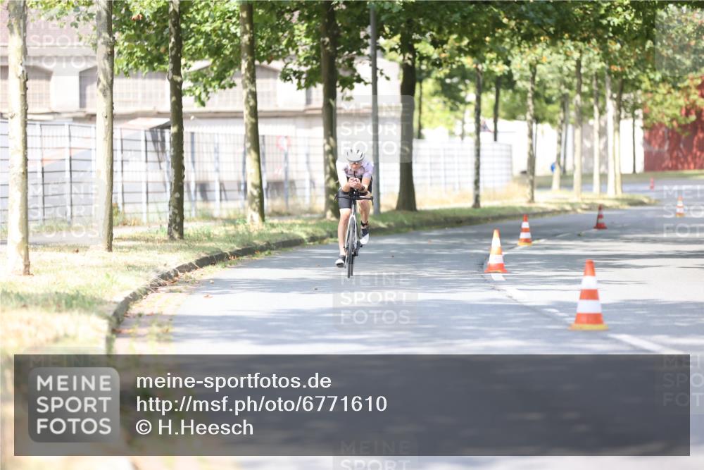 11.08.2024 - GEWOBA Citytriathlon Bremen H.Heesch http://msf.ph/oto/6771610 11.08.2024 11:32:58 Radfahren 800 meine-sportfotos.de