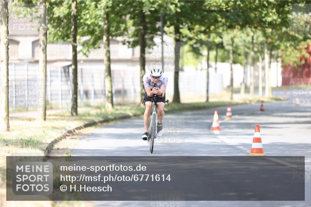 11.08.2024 - GEWOBA Citytriathlon Bremen H.Heesch http://msf.ph/oto/6771614 11.08.2024 11:32:59 Radfahren 800 meine-sportfotos.de