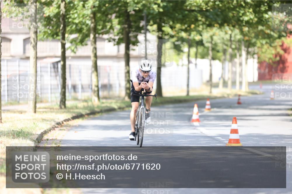 11.08.2024 - GEWOBA Citytriathlon Bremen H.Heesch http://msf.ph/oto/6771620 11.08.2024 11:32:59 Radfahren 800 meine-sportfotos.de
