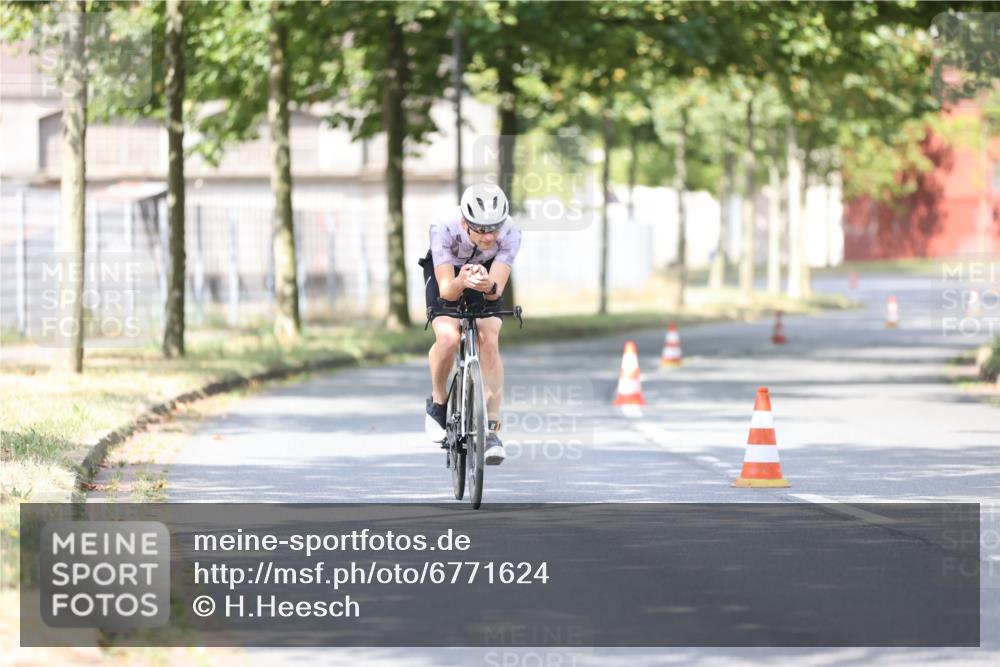 11.08.2024 - GEWOBA Citytriathlon Bremen H.Heesch http://msf.ph/oto/6771624 11.08.2024 11:32:59 Radfahren 800 meine-sportfotos.de