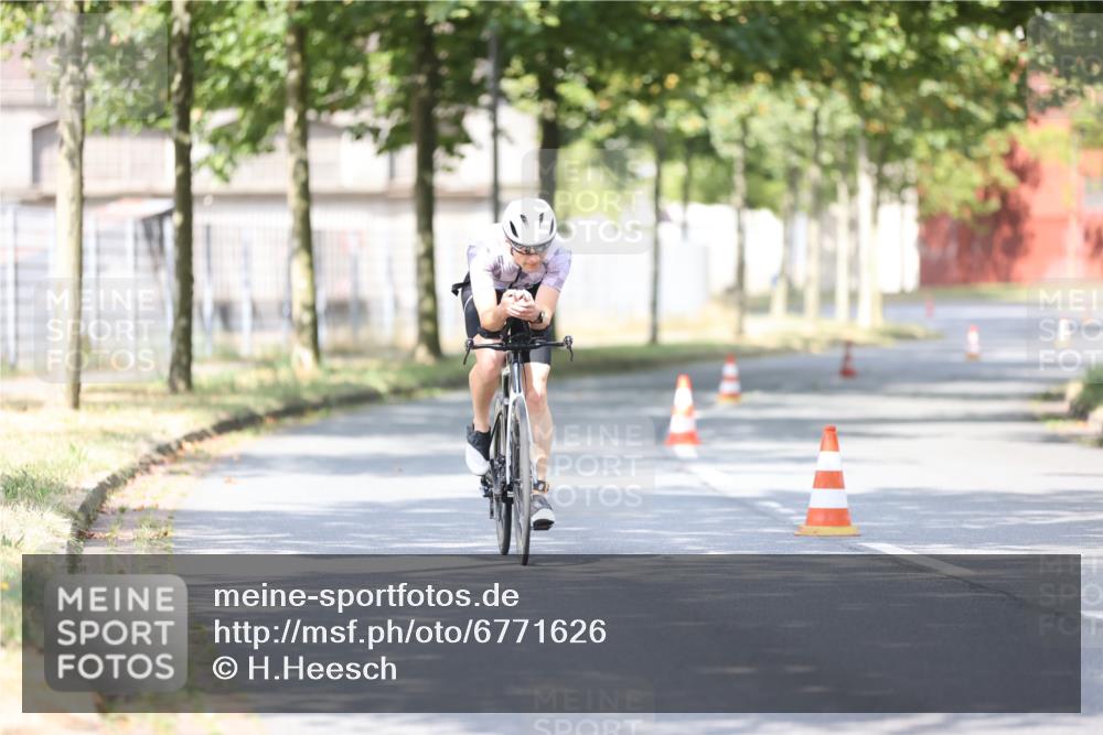 11.08.2024 - GEWOBA Citytriathlon Bremen H.Heesch http://msf.ph/oto/6771626 11.08.2024 11:32:59 Radfahren 800 meine-sportfotos.de