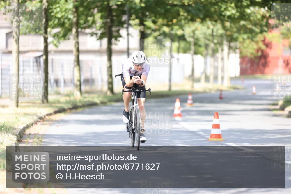 11.08.2024 - GEWOBA Citytriathlon Bremen H.Heesch http://msf.ph/oto/6771627 11.08.2024 11:32:59 Radfahren 800 meine-sportfotos.de