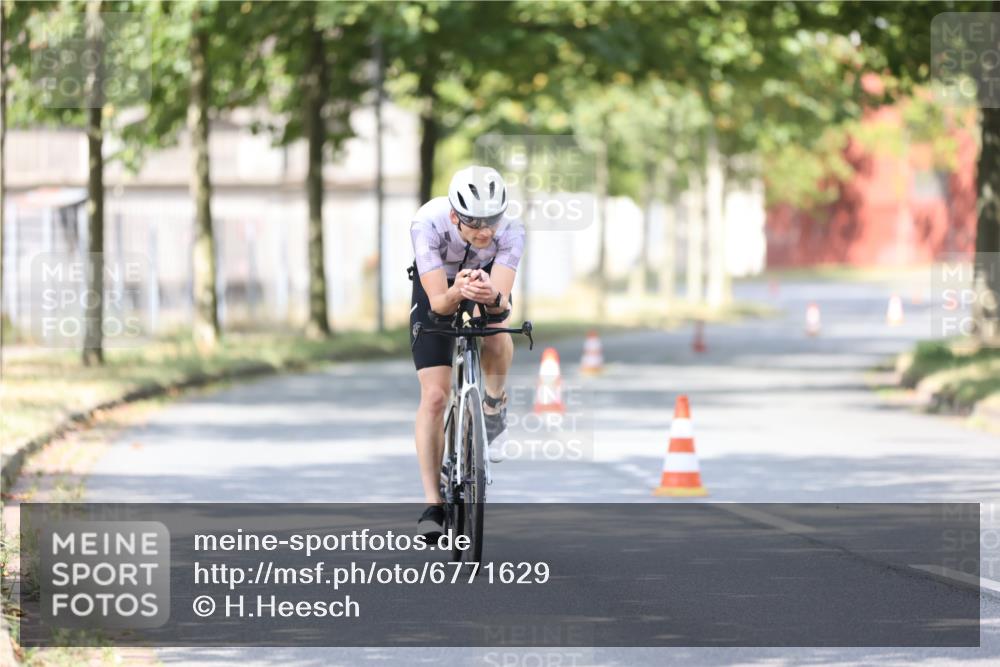 11.08.2024 - GEWOBA Citytriathlon Bremen H.Heesch http://msf.ph/oto/6771629 11.08.2024 11:33:00 Radfahren 800 meine-sportfotos.de
