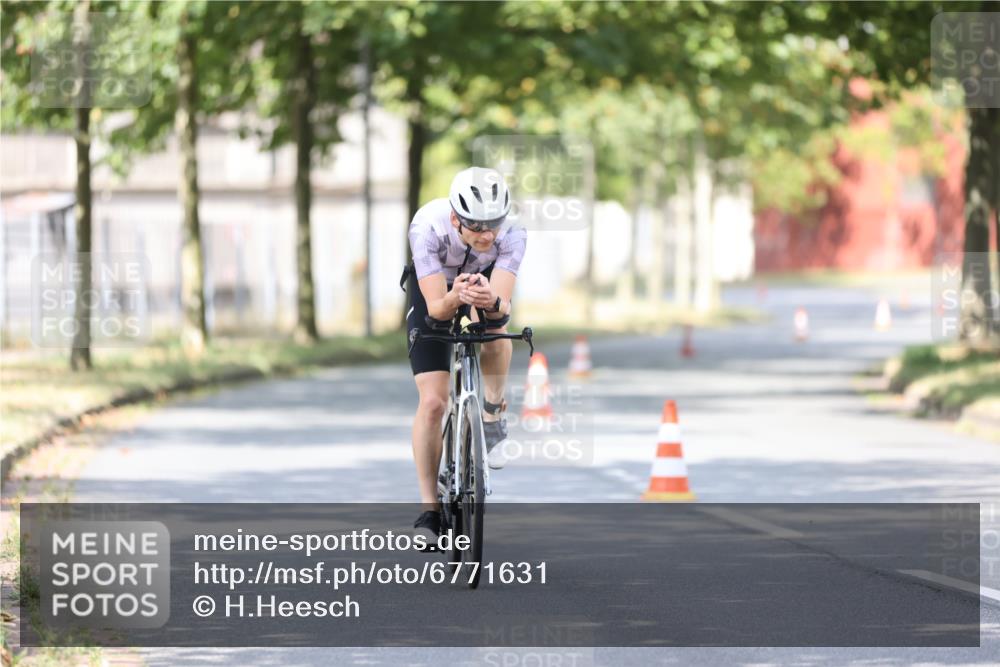 11.08.2024 - GEWOBA Citytriathlon Bremen H.Heesch http://msf.ph/oto/6771631 11.08.2024 11:33:00 Radfahren 800 meine-sportfotos.de