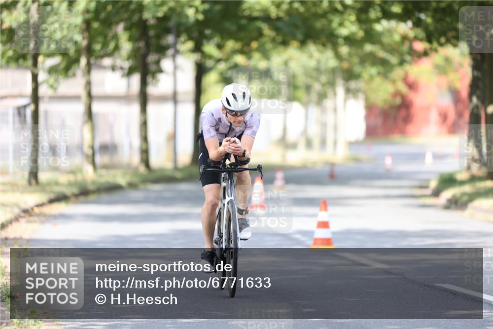 11.08.2024 - GEWOBA Citytriathlon Bremen H.Heesch http://msf.ph/oto/6771633 11.08.2024 11:33:00 Radfahren 800 meine-sportfotos.de