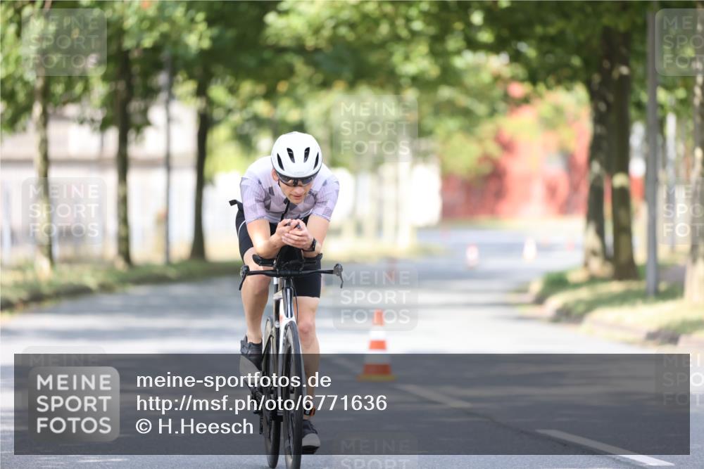 11.08.2024 - GEWOBA Citytriathlon Bremen H.Heesch http://msf.ph/oto/6771636 11.08.2024 11:33:00 Radfahren 800 meine-sportfotos.de