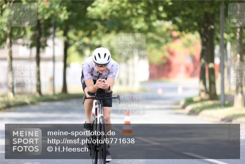 11.08.2024 - GEWOBA Citytriathlon Bremen H.Heesch http://msf.ph/oto/6771638 11.08.2024 11:33:00 Radfahren 800 meine-sportfotos.de