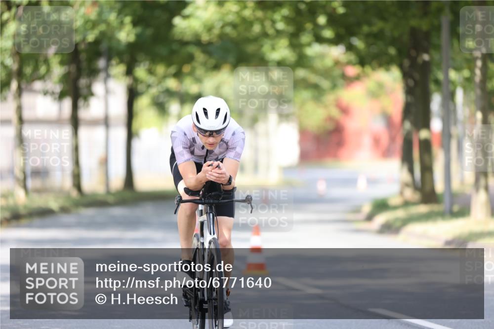 11.08.2024 - GEWOBA Citytriathlon Bremen H.Heesch http://msf.ph/oto/6771640 11.08.2024 11:33:00 Radfahren 800 meine-sportfotos.de