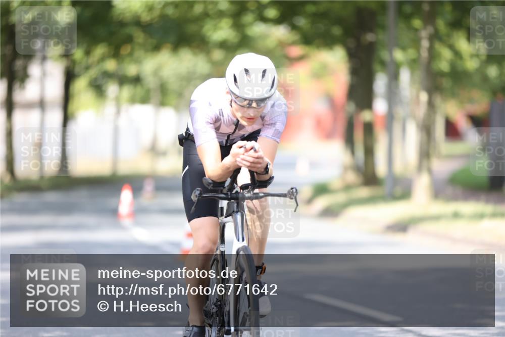 11.08.2024 - GEWOBA Citytriathlon Bremen H.Heesch http://msf.ph/oto/6771642 11.08.2024 11:33:00 Radfahren 800 meine-sportfotos.de