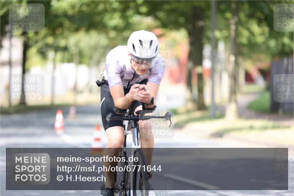 11.08.2024 - GEWOBA Citytriathlon Bremen H.Heesch http://msf.ph/oto/6771644 11.08.2024 11:33:01 Radfahren 800 meine-sportfotos.de