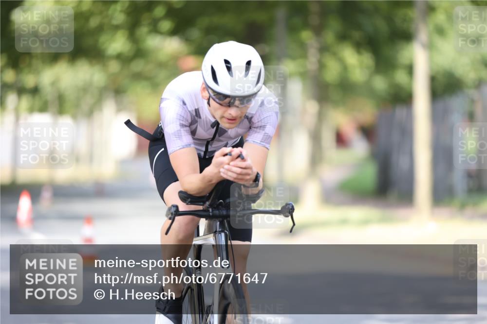 11.08.2024 - GEWOBA Citytriathlon Bremen H.Heesch http://msf.ph/oto/6771647 11.08.2024 11:33:01 Radfahren 800 meine-sportfotos.de