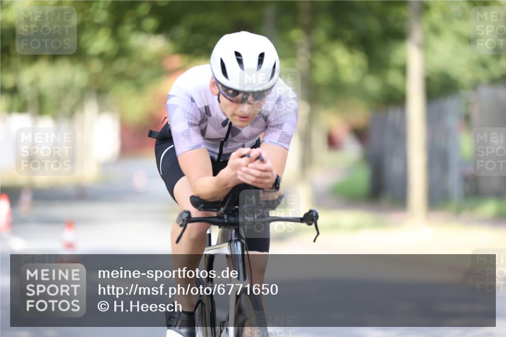 11.08.2024 - GEWOBA Citytriathlon Bremen H.Heesch http://msf.ph/oto/6771650 11.08.2024 11:33:01 Radfahren 800 meine-sportfotos.de