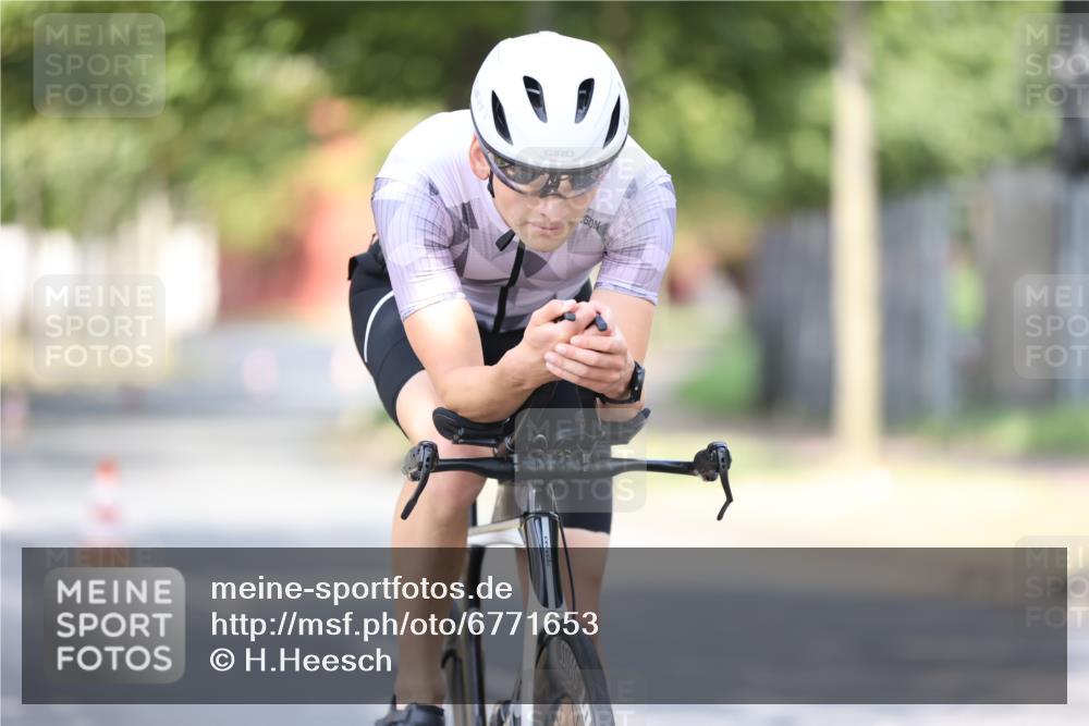 11.08.2024 - GEWOBA Citytriathlon Bremen H.Heesch http://msf.ph/oto/6771653 11.08.2024 11:33:01 Radfahren 800 meine-sportfotos.de