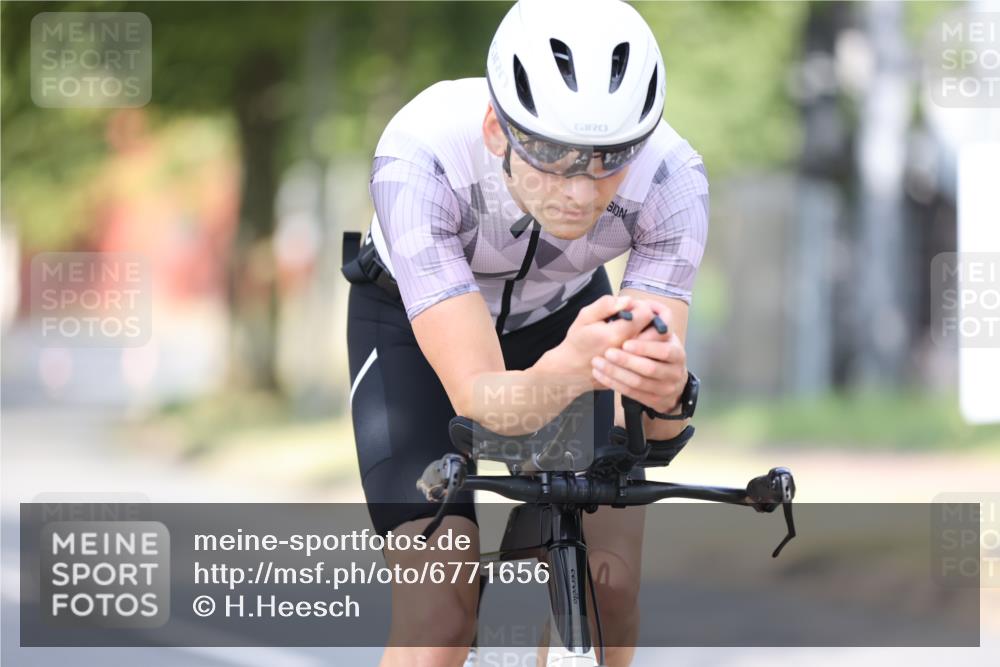 11.08.2024 - GEWOBA Citytriathlon Bremen H.Heesch http://msf.ph/oto/6771656 11.08.2024 11:33:01 Radfahren 800 meine-sportfotos.de