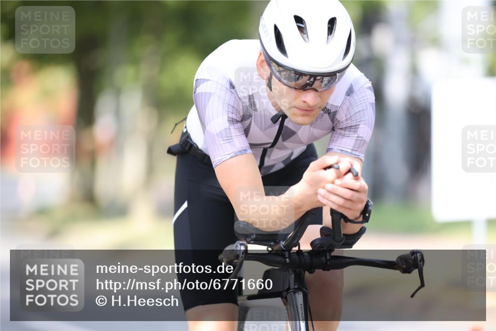 11.08.2024 - GEWOBA Citytriathlon Bremen H.Heesch http://msf.ph/oto/6771660 11.08.2024 11:33:01 Radfahren 800 meine-sportfotos.de