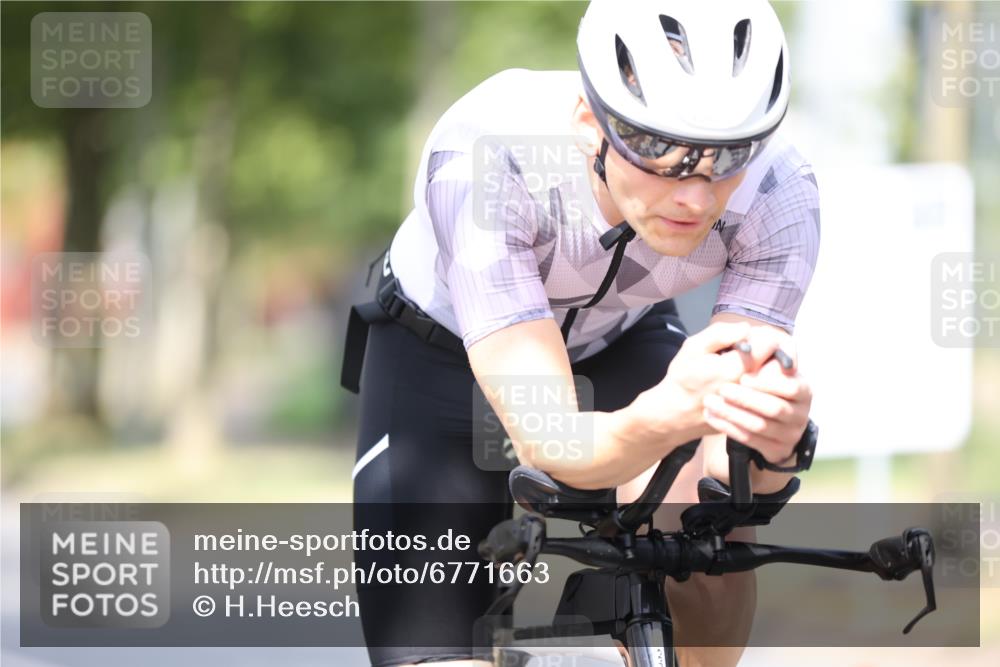 11.08.2024 - GEWOBA Citytriathlon Bremen H.Heesch http://msf.ph/oto/6771663 11.08.2024 11:33:01 Radfahren 800 meine-sportfotos.de