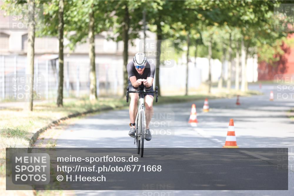 11.08.2024 - GEWOBA Citytriathlon Bremen H.Heesch http://msf.ph/oto/6771668 11.08.2024 11:34:24 Radfahren 812 meine-sportfotos.de