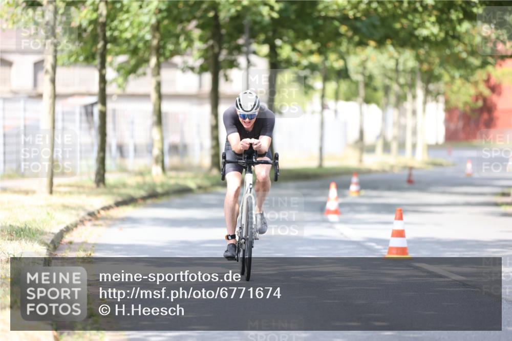 11.08.2024 - GEWOBA Citytriathlon Bremen H.Heesch http://msf.ph/oto/6771674 11.08.2024 11:34:24 Radfahren 812 meine-sportfotos.de