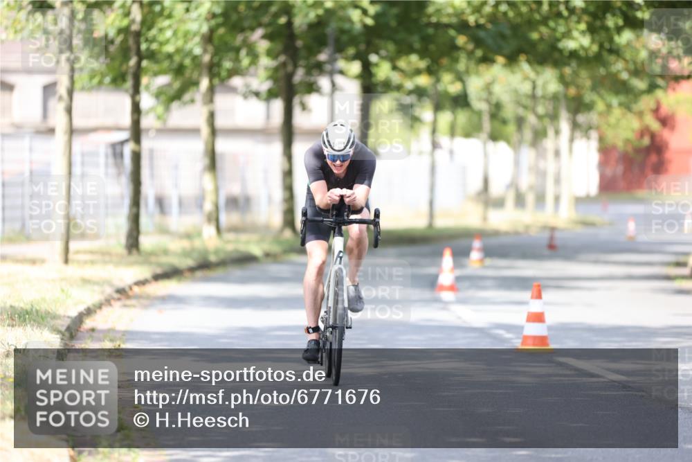 11.08.2024 - GEWOBA Citytriathlon Bremen H.Heesch http://msf.ph/oto/6771676 11.08.2024 11:34:24 Radfahren 812 meine-sportfotos.de