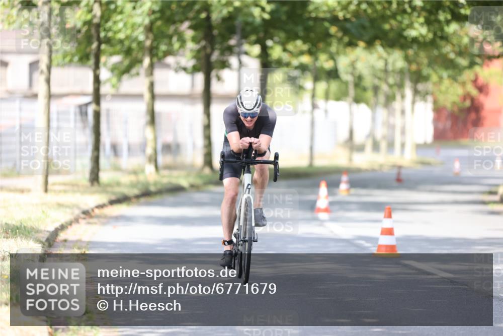 11.08.2024 - GEWOBA Citytriathlon Bremen H.Heesch http://msf.ph/oto/6771679 11.08.2024 11:34:24 Radfahren 812 meine-sportfotos.de