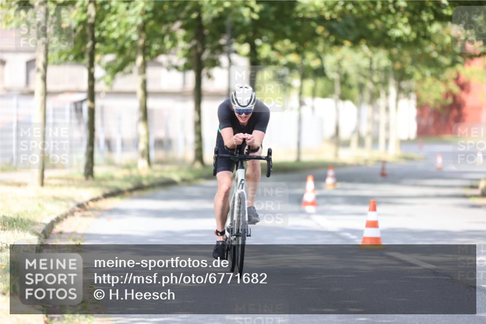 11.08.2024 - GEWOBA Citytriathlon Bremen H.Heesch http://msf.ph/oto/6771682 11.08.2024 11:34:24 Radfahren 812 meine-sportfotos.de