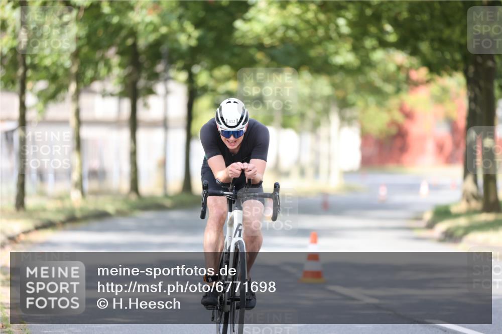 11.08.2024 - GEWOBA Citytriathlon Bremen H.Heesch http://msf.ph/oto/6771698 11.08.2024 11:34:24 Radfahren 812 meine-sportfotos.de