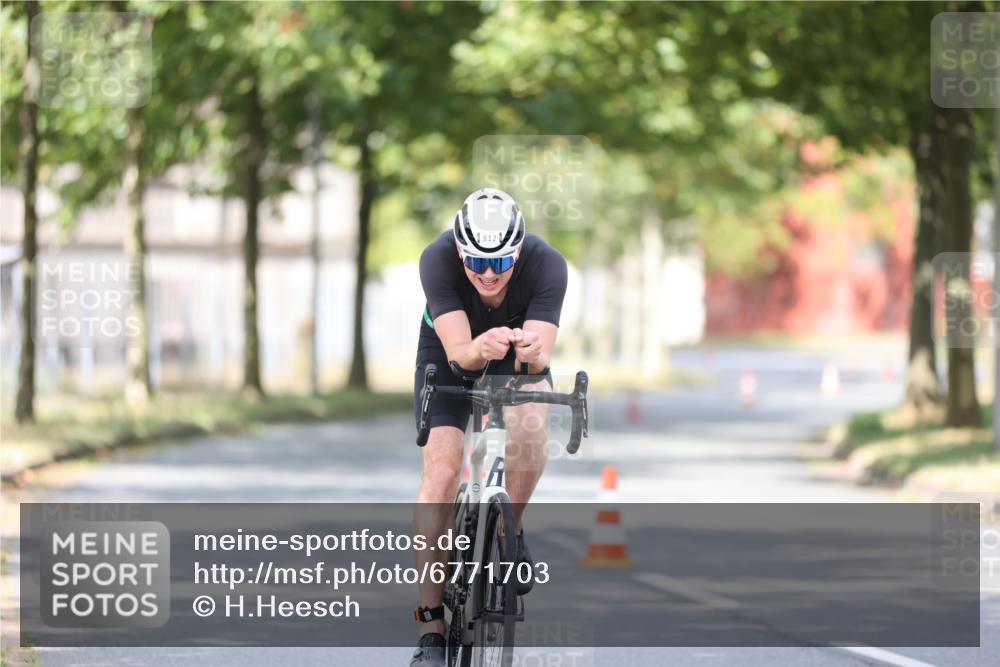 11.08.2024 - GEWOBA Citytriathlon Bremen H.Heesch http://msf.ph/oto/6771703 11.08.2024 11:34:24 Radfahren 812 meine-sportfotos.de