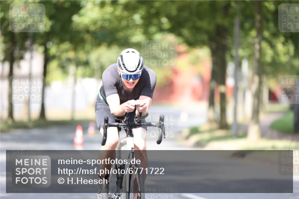 11.08.2024 - GEWOBA Citytriathlon Bremen H.Heesch http://msf.ph/oto/6771722 11.08.2024 11:34:25 Radfahren 812 meine-sportfotos.de
