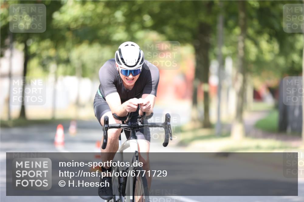 11.08.2024 - GEWOBA Citytriathlon Bremen H.Heesch http://msf.ph/oto/6771729 11.08.2024 11:34:25 Radfahren 812 meine-sportfotos.de