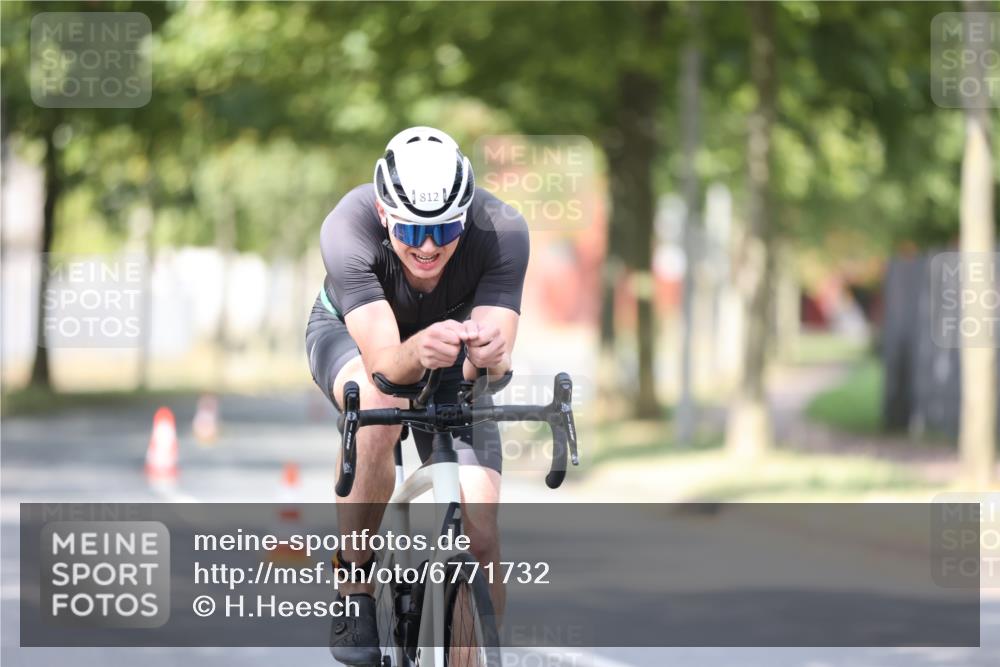 11.08.2024 - GEWOBA Citytriathlon Bremen H.Heesch http://msf.ph/oto/6771732 11.08.2024 11:34:25 Radfahren 812 meine-sportfotos.de