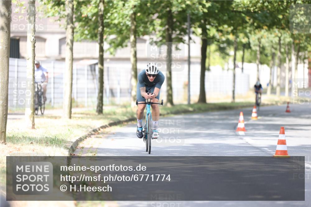 11.08.2024 - GEWOBA Citytriathlon Bremen H.Heesch http://msf.ph/oto/6771774 11.08.2024 11:35:23 Radfahren 817, 862, 934 meine-sportfotos.de