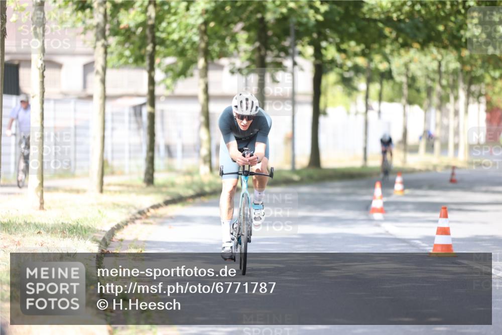 11.08.2024 - GEWOBA Citytriathlon Bremen H.Heesch http://msf.ph/oto/6771787 11.08.2024 11:35:23 Radfahren 817, 862, 934 meine-sportfotos.de