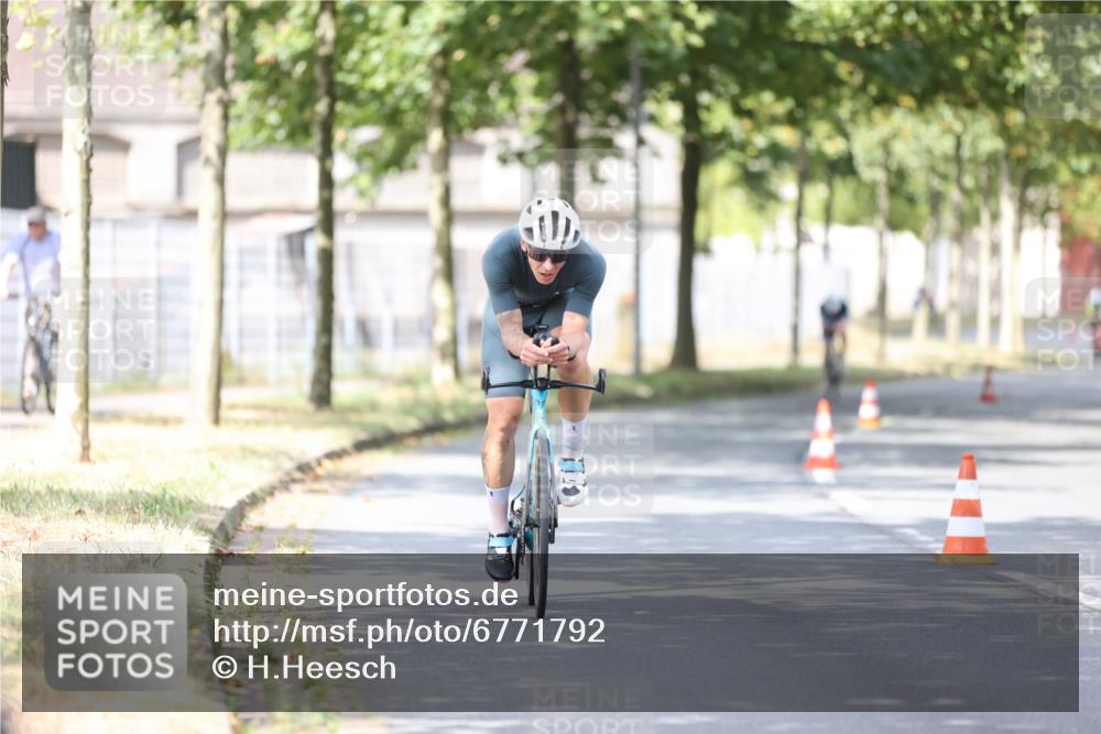 11.08.2024 - GEWOBA Citytriathlon Bremen H.Heesch http://msf.ph/oto/6771792 11.08.2024 11:35:23 Radfahren 817, 862, 934 meine-sportfotos.de