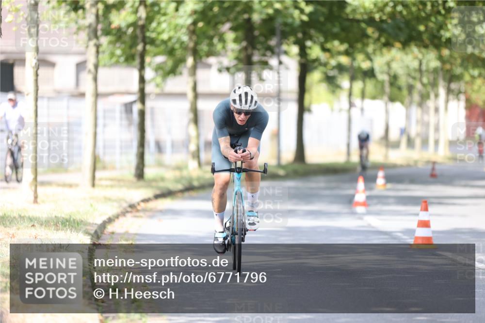 11.08.2024 - GEWOBA Citytriathlon Bremen H.Heesch http://msf.ph/oto/6771796 11.08.2024 11:35:23 Radfahren 817, 862, 934 meine-sportfotos.de