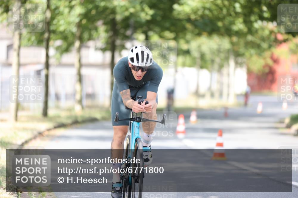 11.08.2024 - GEWOBA Citytriathlon Bremen H.Heesch http://msf.ph/oto/6771800 11.08.2024 11:35:24 Radfahren 817, 862, 934 meine-sportfotos.de