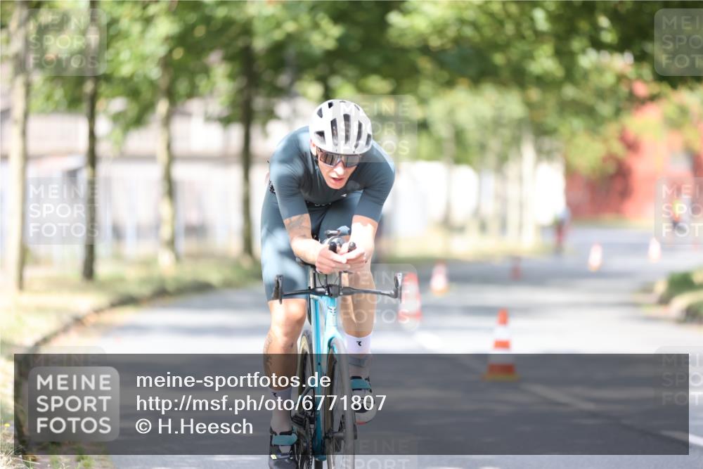 11.08.2024 - GEWOBA Citytriathlon Bremen H.Heesch http://msf.ph/oto/6771807 11.08.2024 11:35:24 Radfahren 817, 862, 934 meine-sportfotos.de