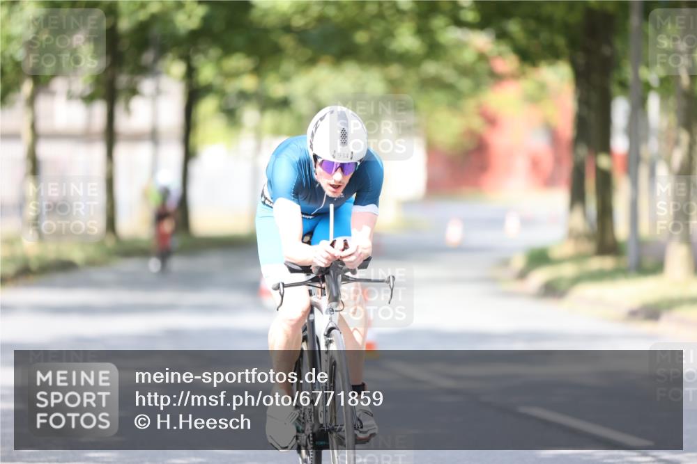 11.08.2024 - GEWOBA Citytriathlon Bremen H.Heesch http://msf.ph/oto/6771859 11.08.2024 11:35:30 Radfahren 817, 862, 934 meine-sportfotos.de