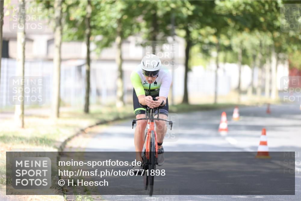 11.08.2024 - GEWOBA Citytriathlon Bremen H.Heesch http://msf.ph/oto/6771898 11.08.2024 11:35:34 Radfahren 817, 862, 934 meine-sportfotos.de