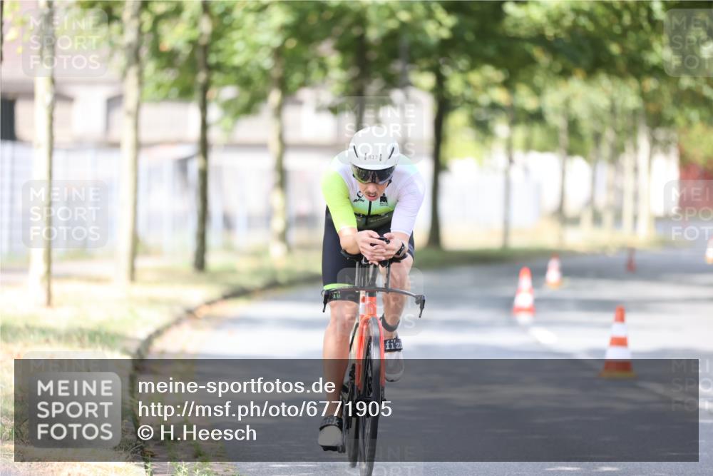 11.08.2024 - GEWOBA Citytriathlon Bremen H.Heesch http://msf.ph/oto/6771905 11.08.2024 11:35:34 Radfahren 817, 862, 934 meine-sportfotos.de